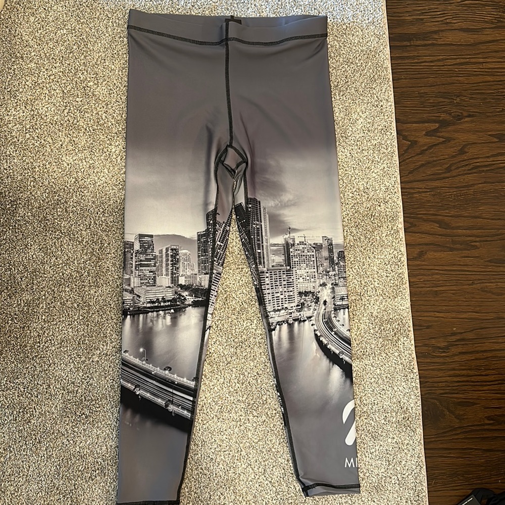 Peloton Limited Edition Miami leggings NEW